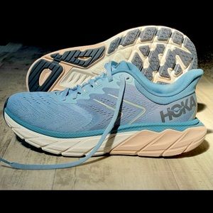 Hoka One One Arahi 5 - women’s size 8.5 -EXCELLENT barely used condition